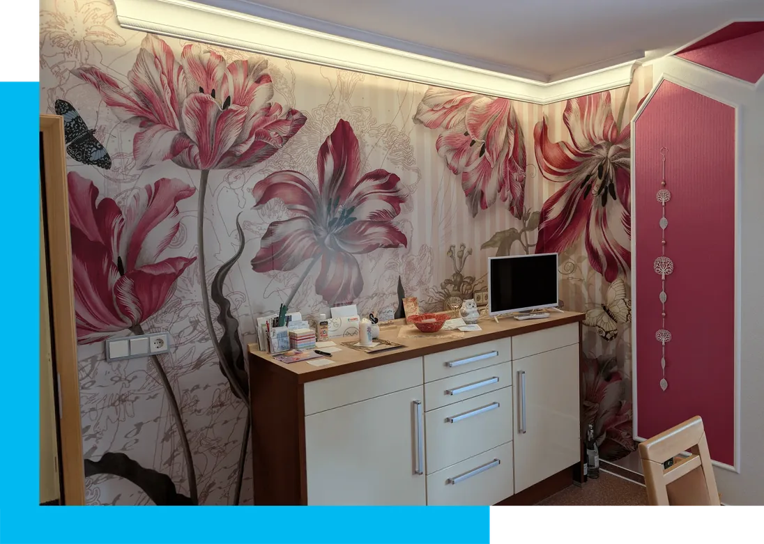 Tapezierte Küche mit großformatigem Blumenmotiv